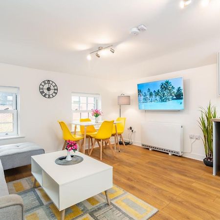 Town Center Apartment With 55” Smart Tv+Netflix Andover Bagian luar foto