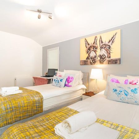 Town Center Apartment With 55” Smart Tv+Netflix Andover Bagian luar foto