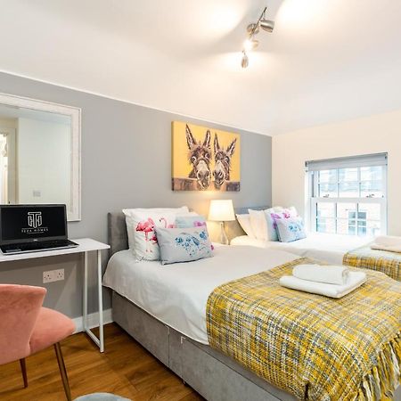 Town Center Apartment With 55” Smart Tv+Netflix Andover Bagian luar foto