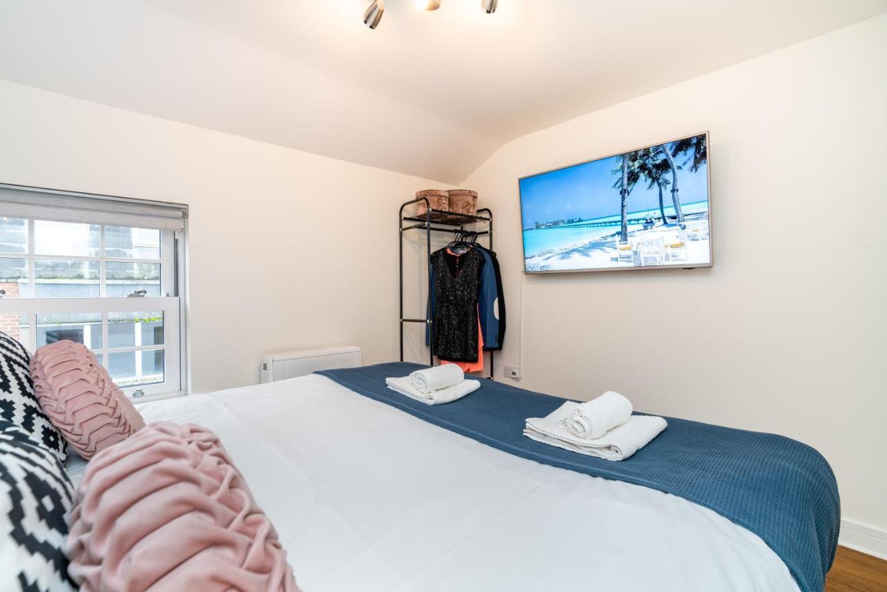 Town Center Apartment With 55” Smart Tv+Netflix Andover Bagian luar foto