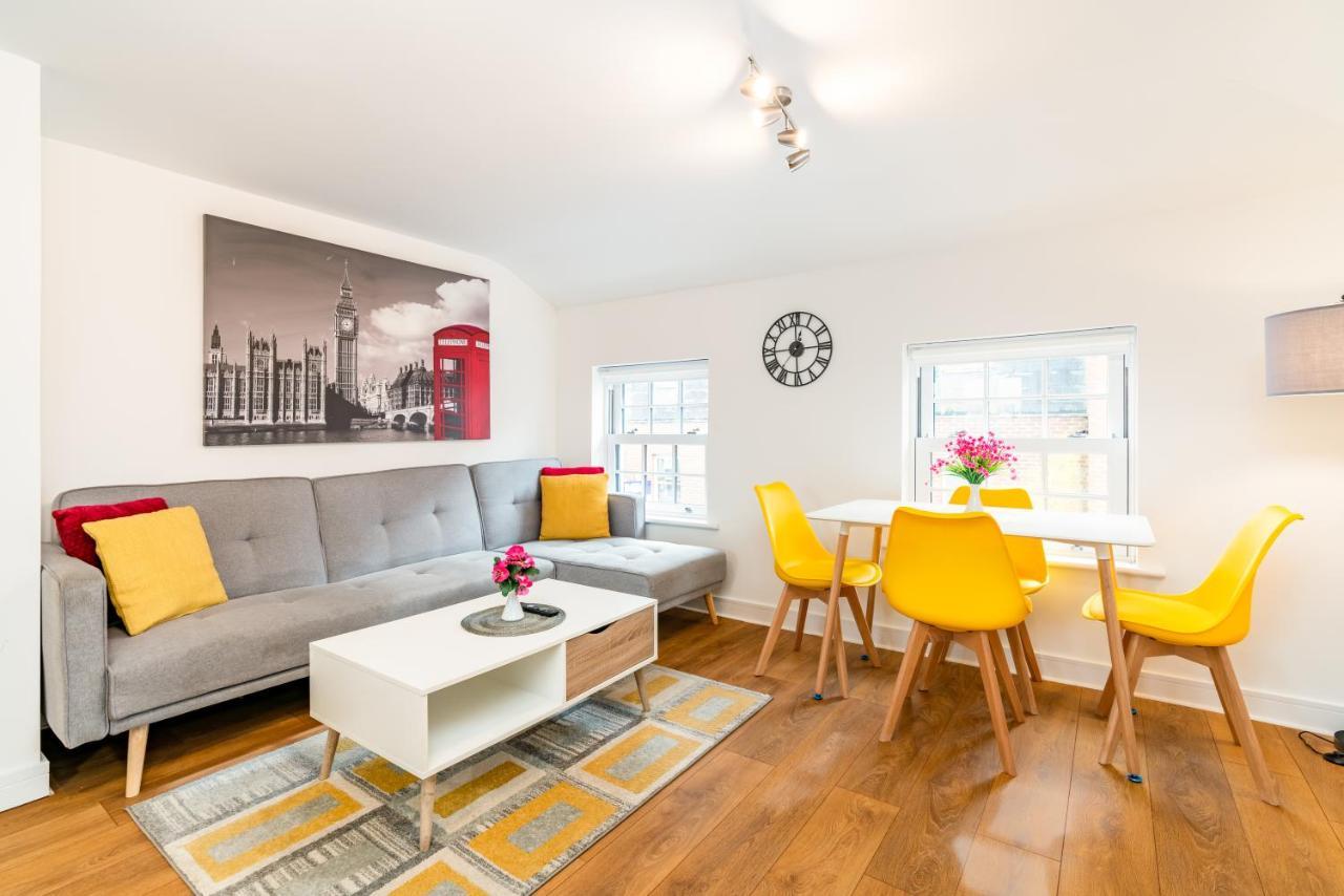 Town Center Apartment With 55” Smart Tv+Netflix Andover Bagian luar foto