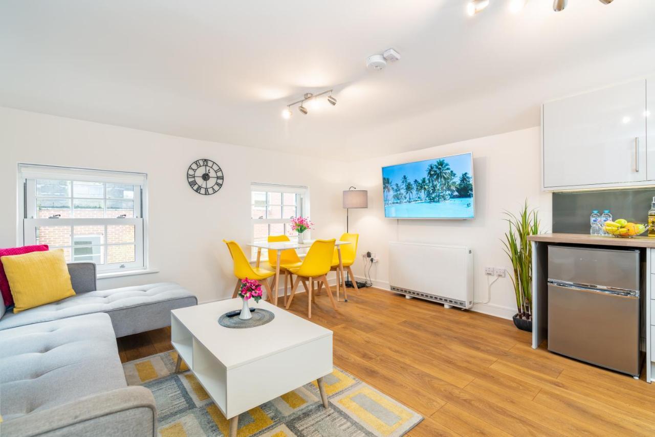 Town Center Apartment With 55” Smart Tv+Netflix Andover Bagian luar foto