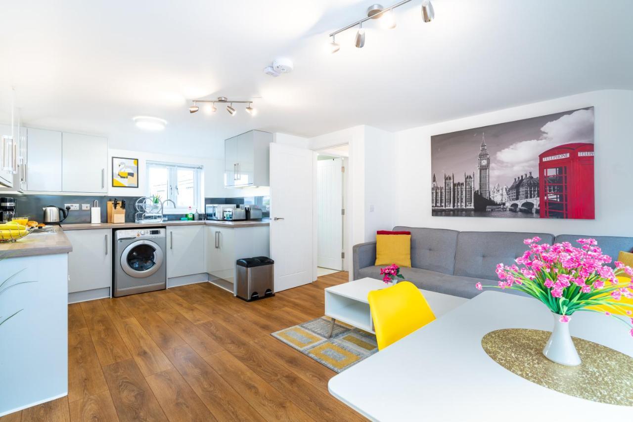 Town Center Apartment With 55” Smart Tv+Netflix Andover Bagian luar foto