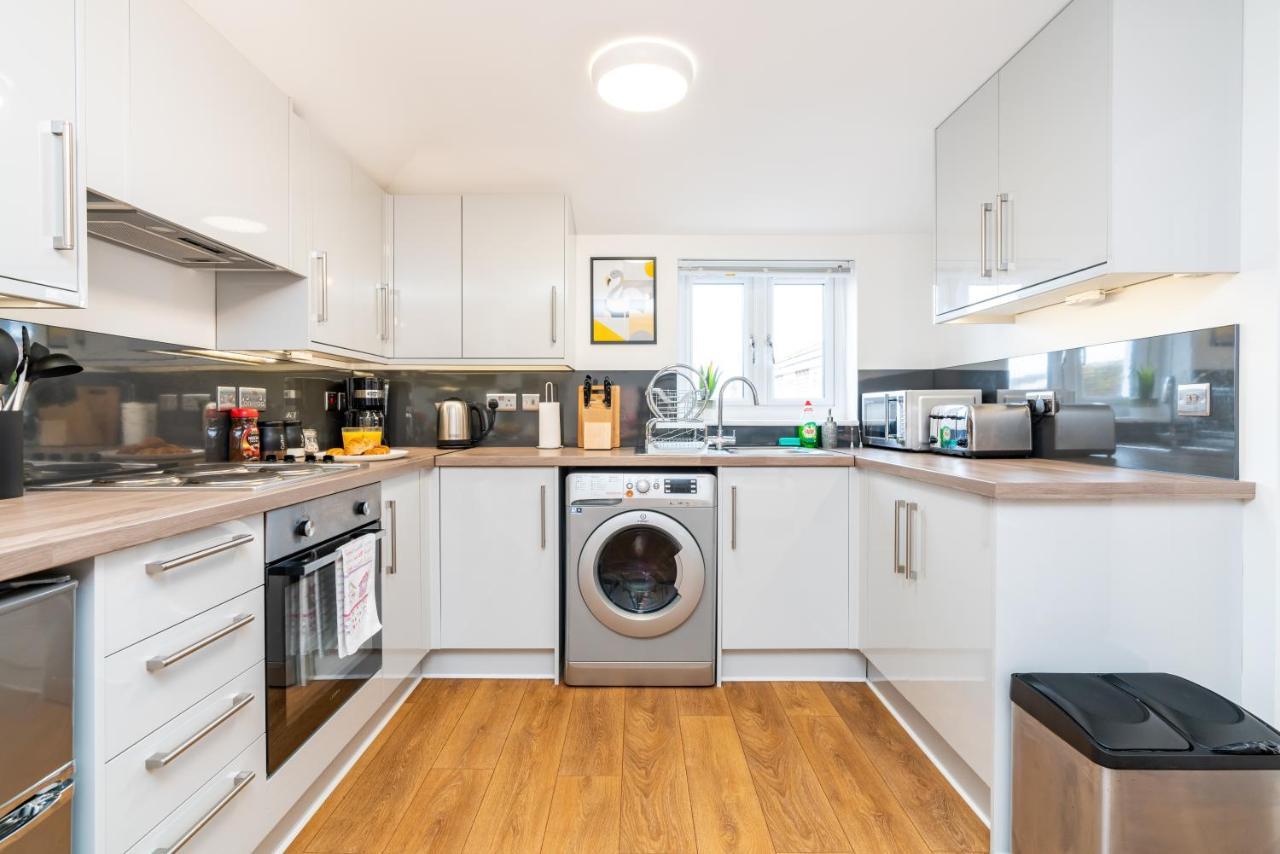 Town Center Apartment With 55” Smart Tv+Netflix Andover Bagian luar foto