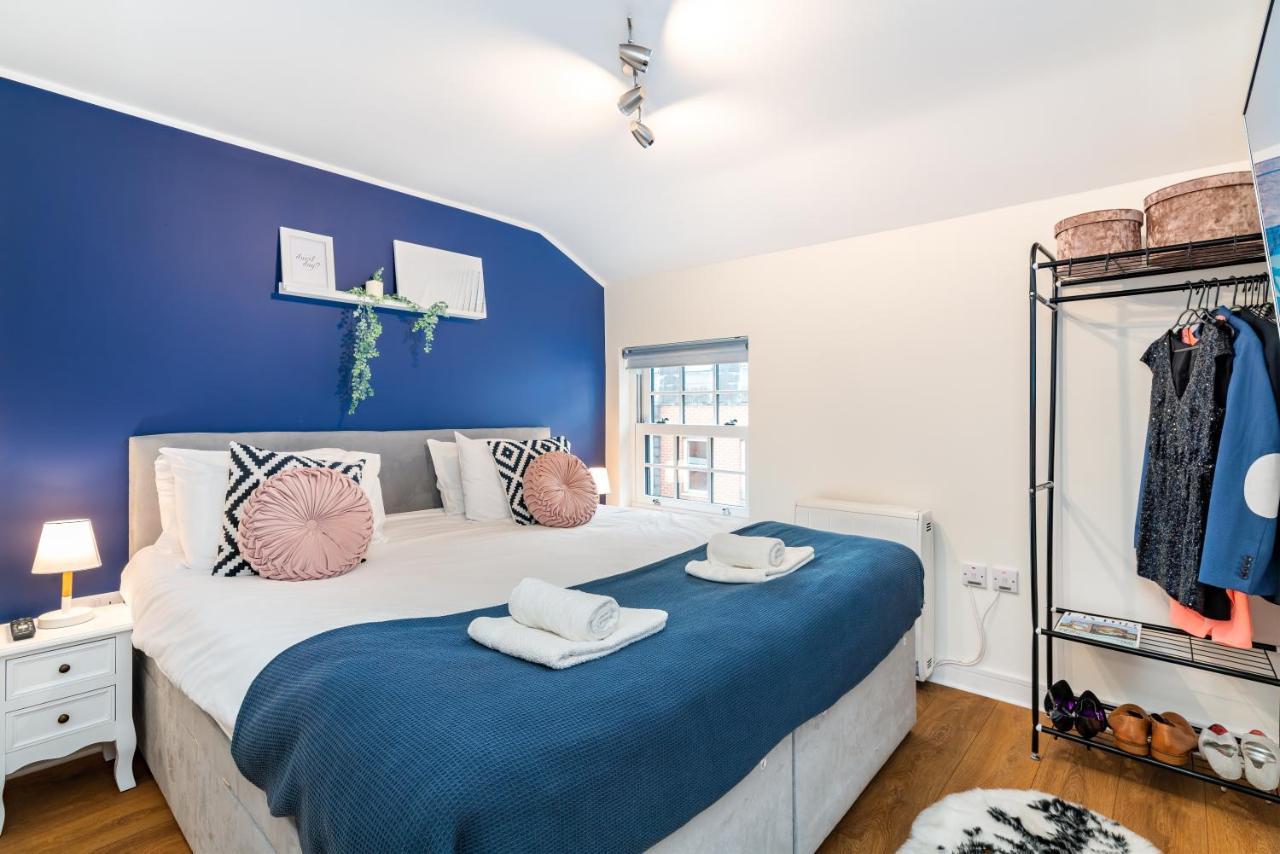 Town Center Apartment With 55” Smart Tv+Netflix Andover Bagian luar foto