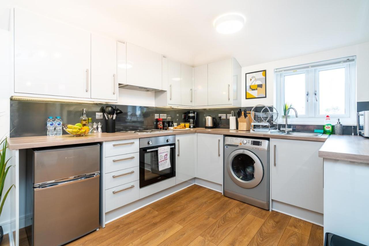 Town Center Apartment With 55” Smart Tv+Netflix Andover Bagian luar foto