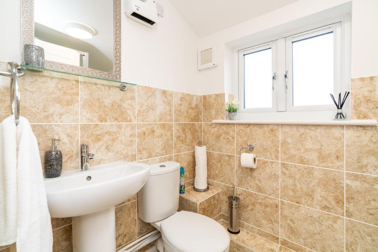 Town Center Apartment With 55” Smart Tv+Netflix Andover Bagian luar foto