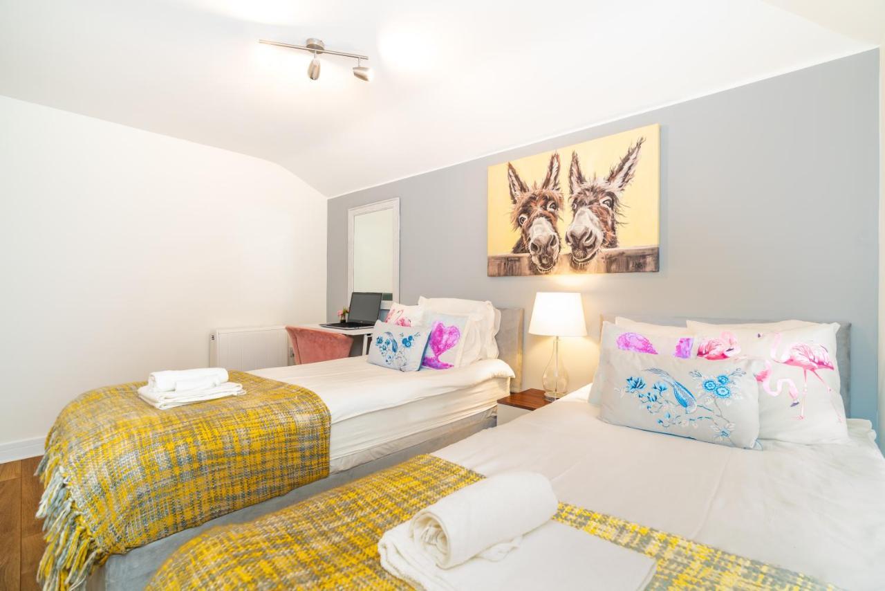 Town Center Apartment With 55” Smart Tv+Netflix Andover Bagian luar foto